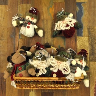 MUÑECO DE NIEVE Y PAPÁ NOEL DE PELUCHE EN CESTA - MODELO 3 (12 uds.)