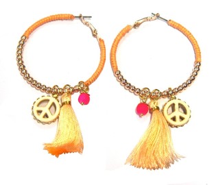 Pendientes Color Salm&oacute;n Estilo Ibiza con S&iacute;mbolo de la Paz y Borla (1 ud)